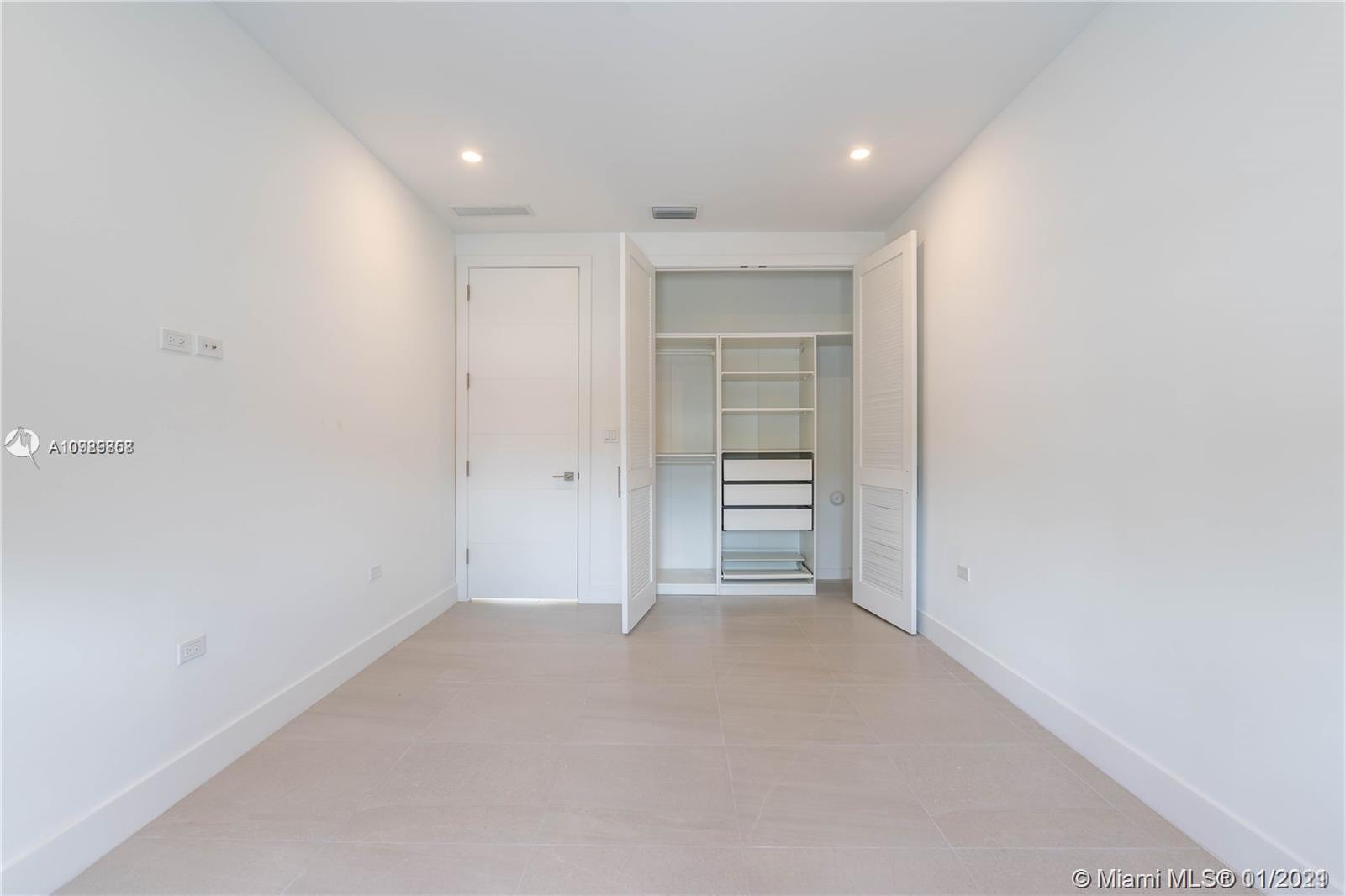 See details / 4392 sq. ft. $ 2021-01-27 0 Photo
