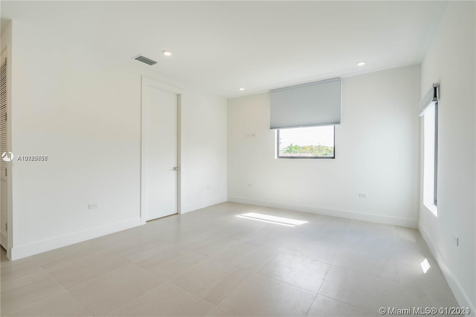 See details / 4392 sq. ft. $ 2021-01-27 0 Photo