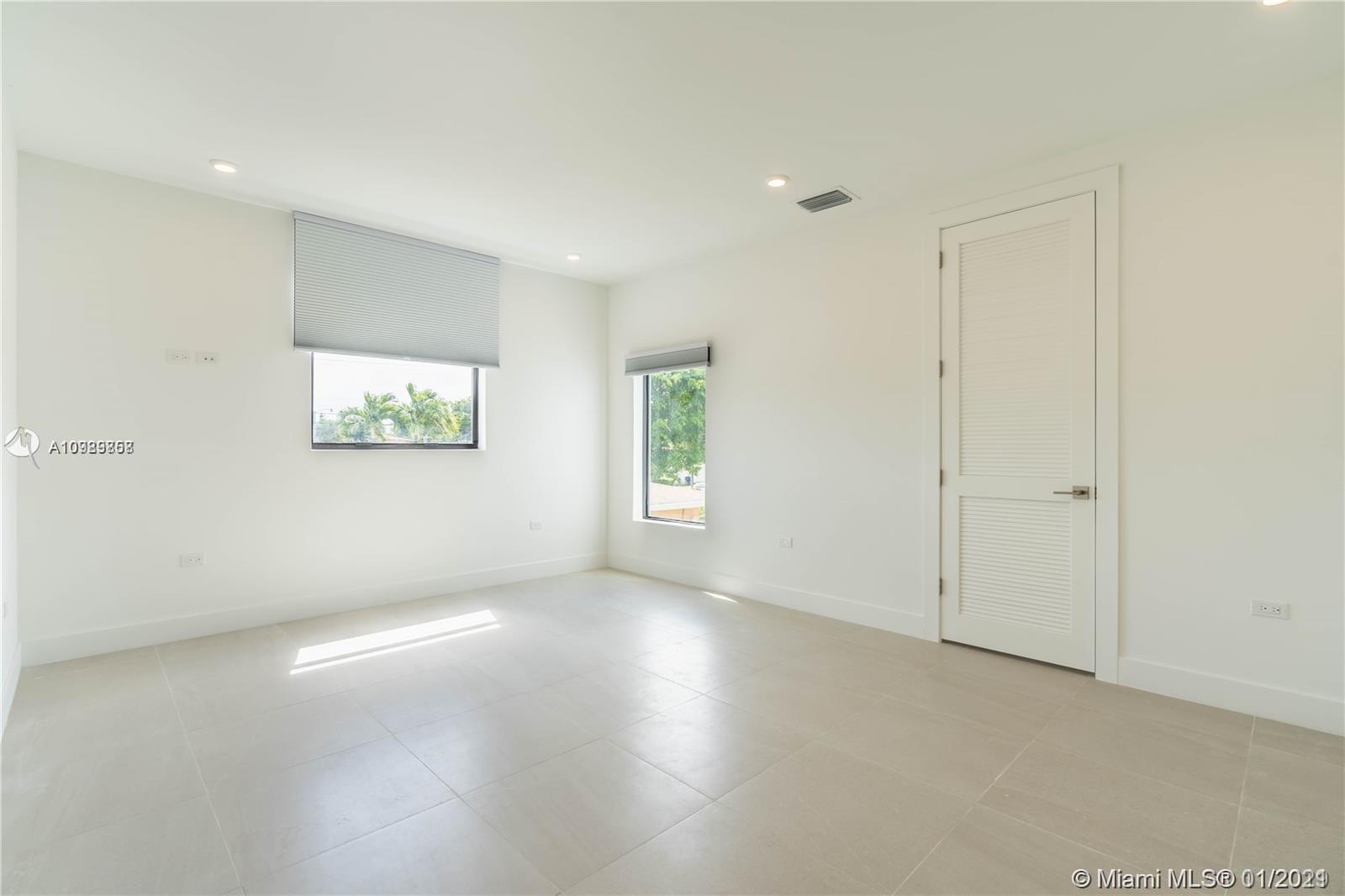 See details / 4392 sq. ft. $ 2021-01-27 0 Photo