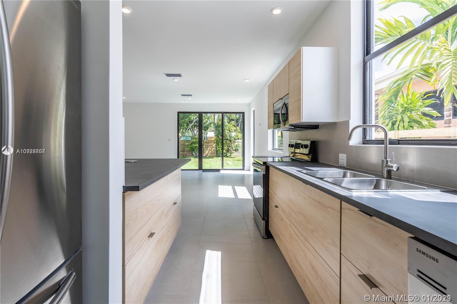 See details / 4392 sq. ft. $ 2021-01-27 0 Photo