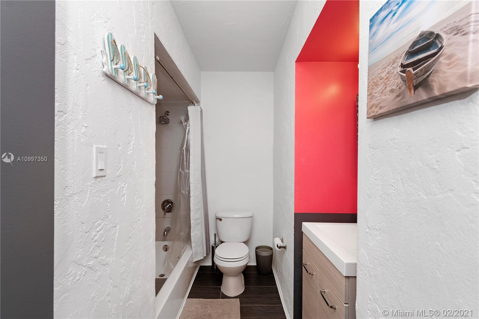 See details / 1368 sq. ft. $ 2021-02-10 0 Photo