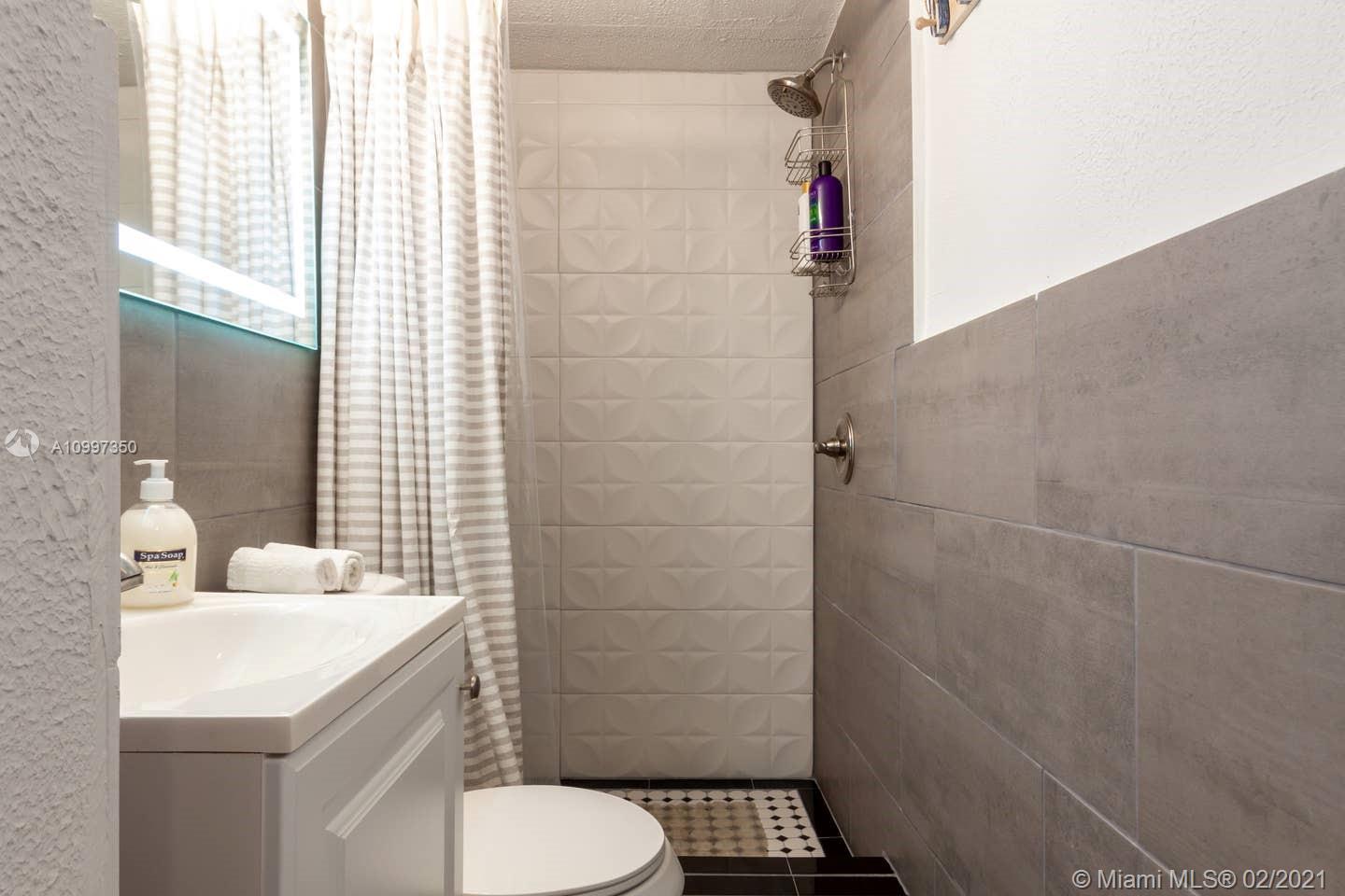 See details / 1368 sq. ft. $ 2021-02-10 0 Photo