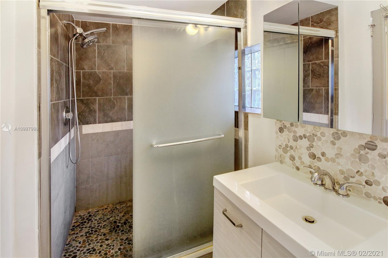 See details / 1415 sq. ft. $ 2021-02-11 0 Photo