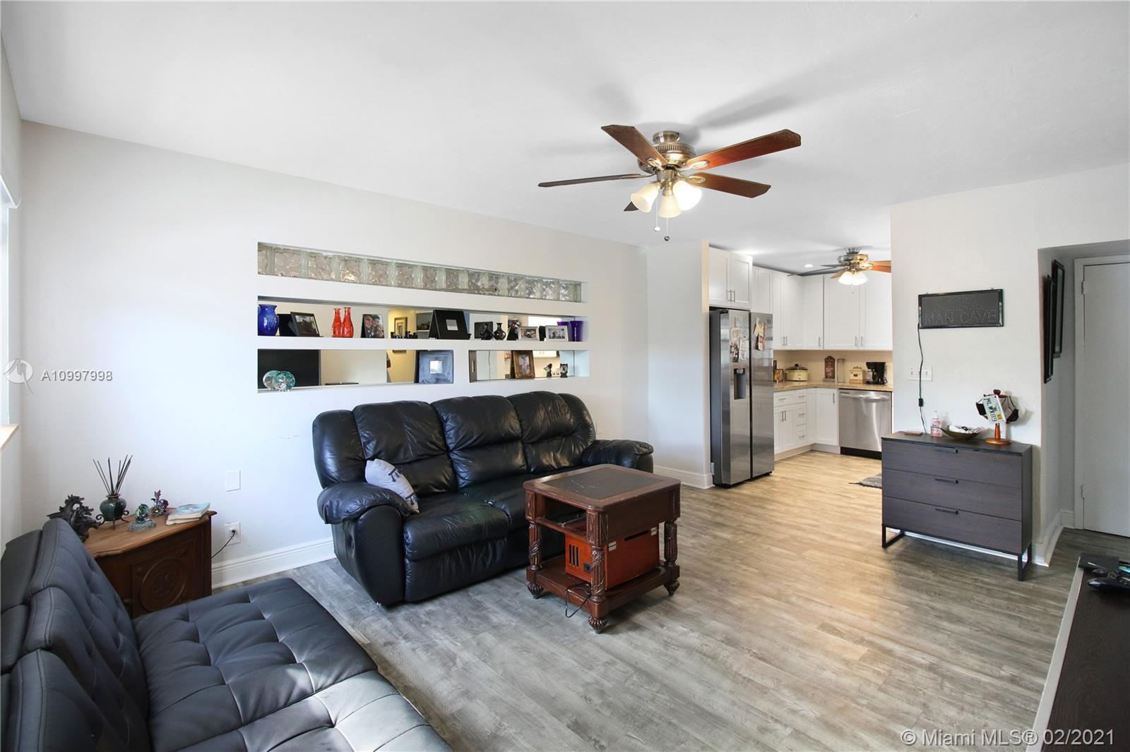 See details / 1415 sq. ft. $ 2021-02-11 0 Photo