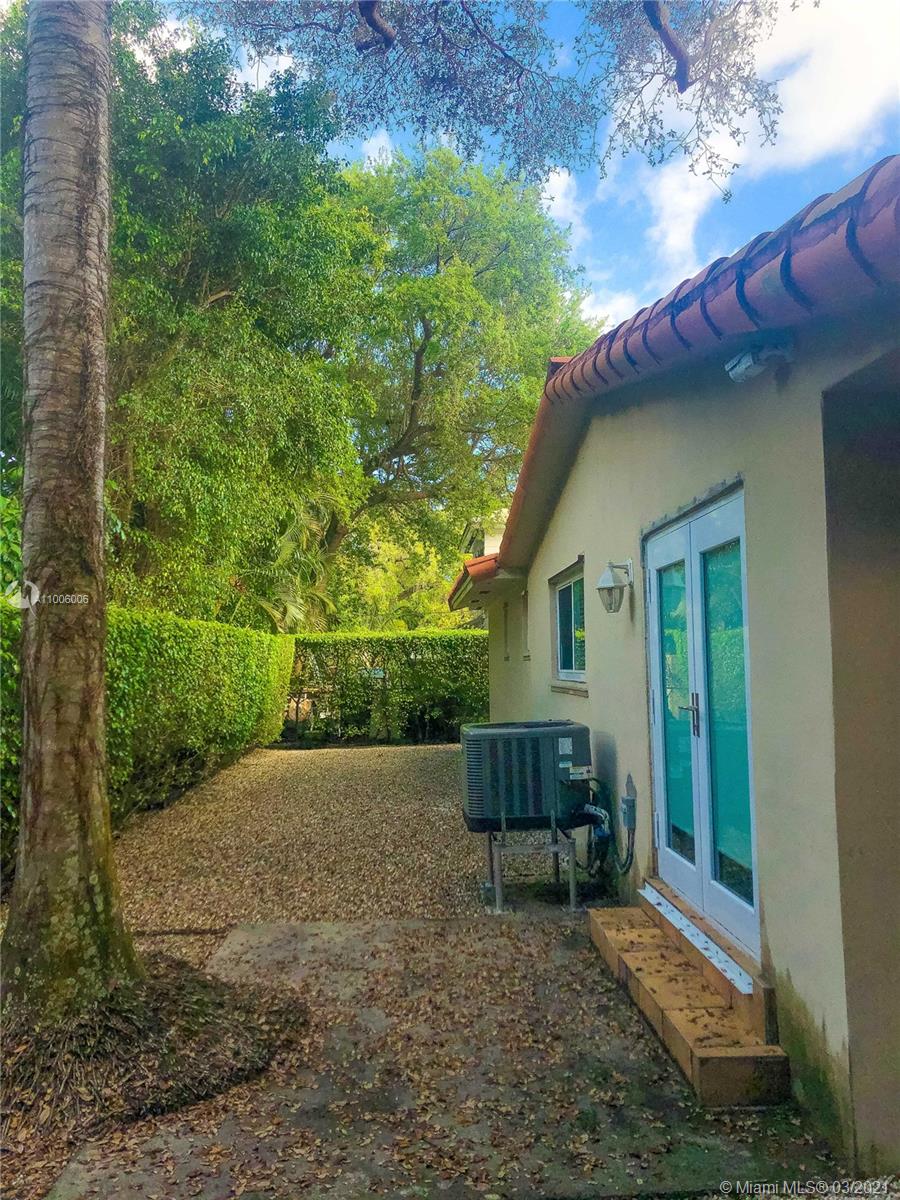 See details / 2046 sq. ft. $ 2021-03-01 0 Photo