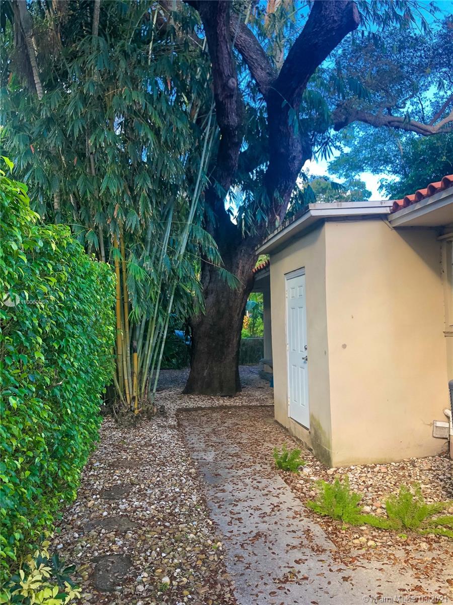 See details / 2046 sq. ft. $ 2021-03-01 0 Photo