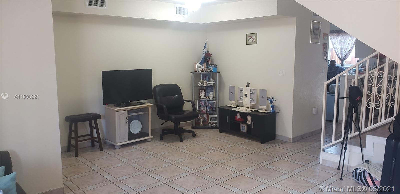 See details / 5512 sq. ft. $ 2021-03-18 0 Photo