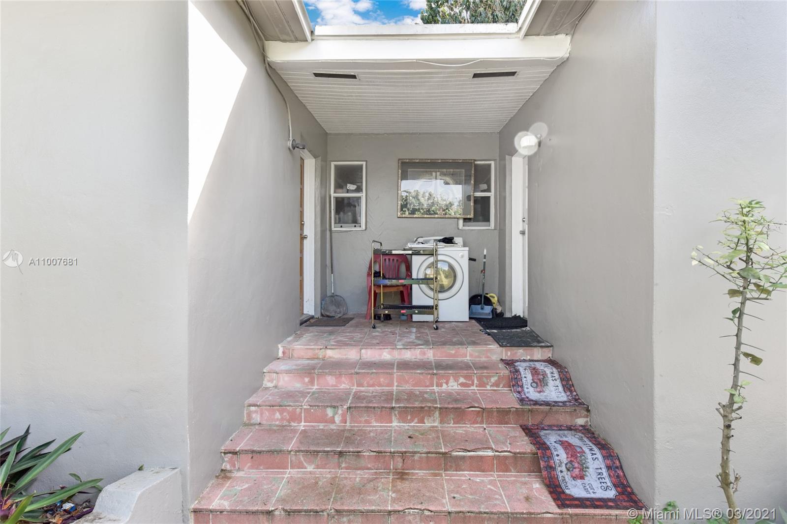 See details / 1304 sq. ft. $ 2021-03-03 0 Photo