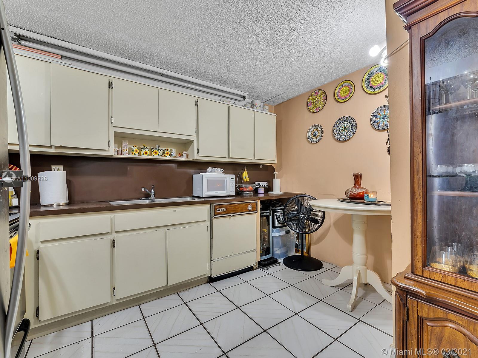 See details / 3300 sq. ft. $ 2021-03-08 0 Photo