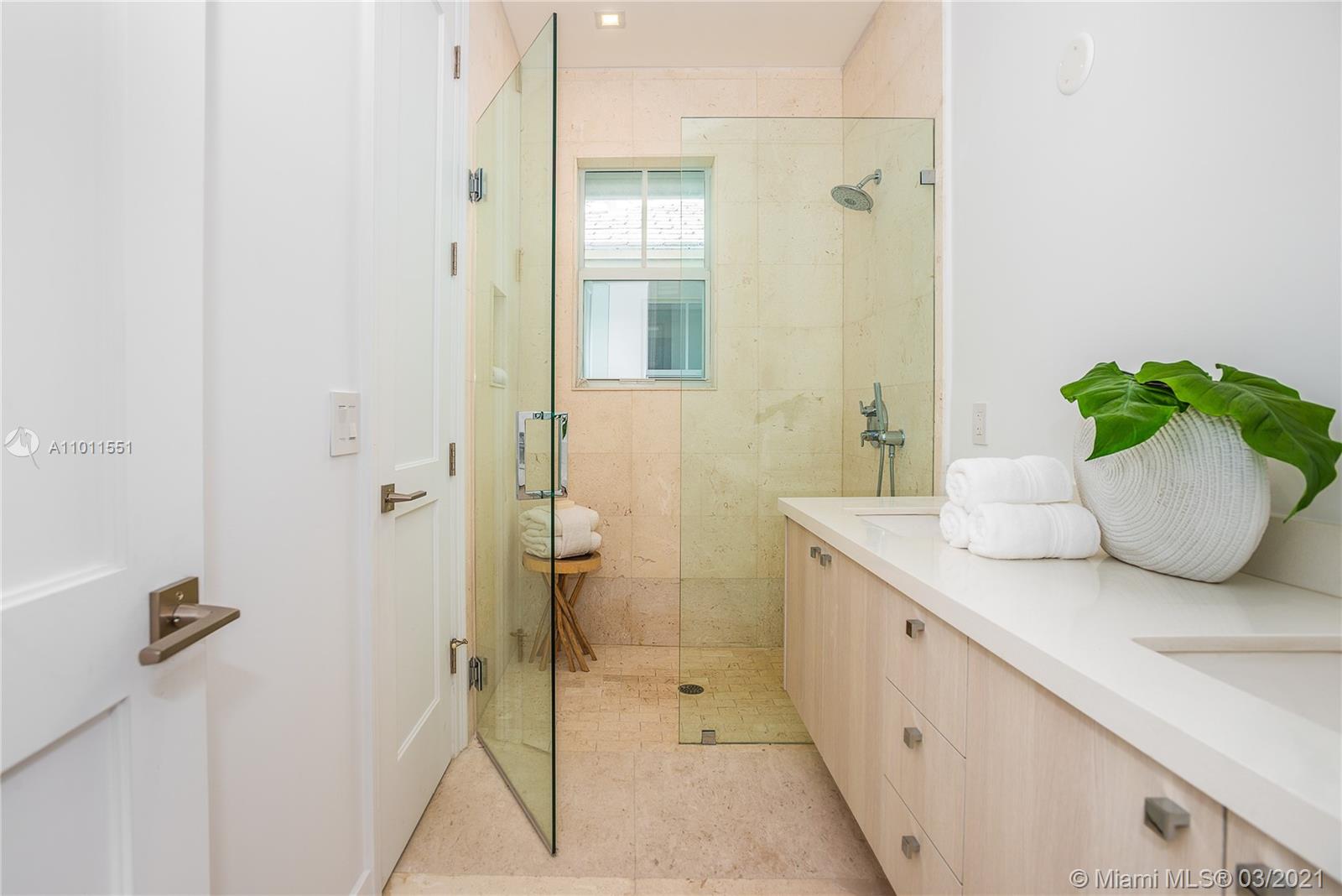 See details / 4359 sq. ft. $ 2021-03-11 0 Photo