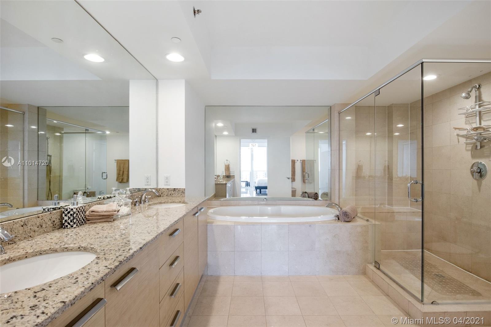 See details 1601 3 / 3 2065 sq. ft. $ 2021-03-26 0 Photo