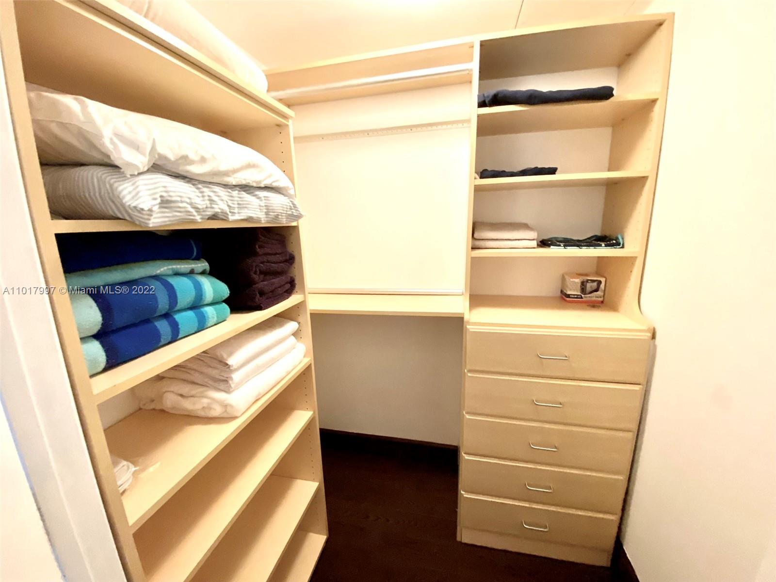 Ver detalles 3303 3 / 3 1733 sq. ft. $ 2021-08-20 0 foto