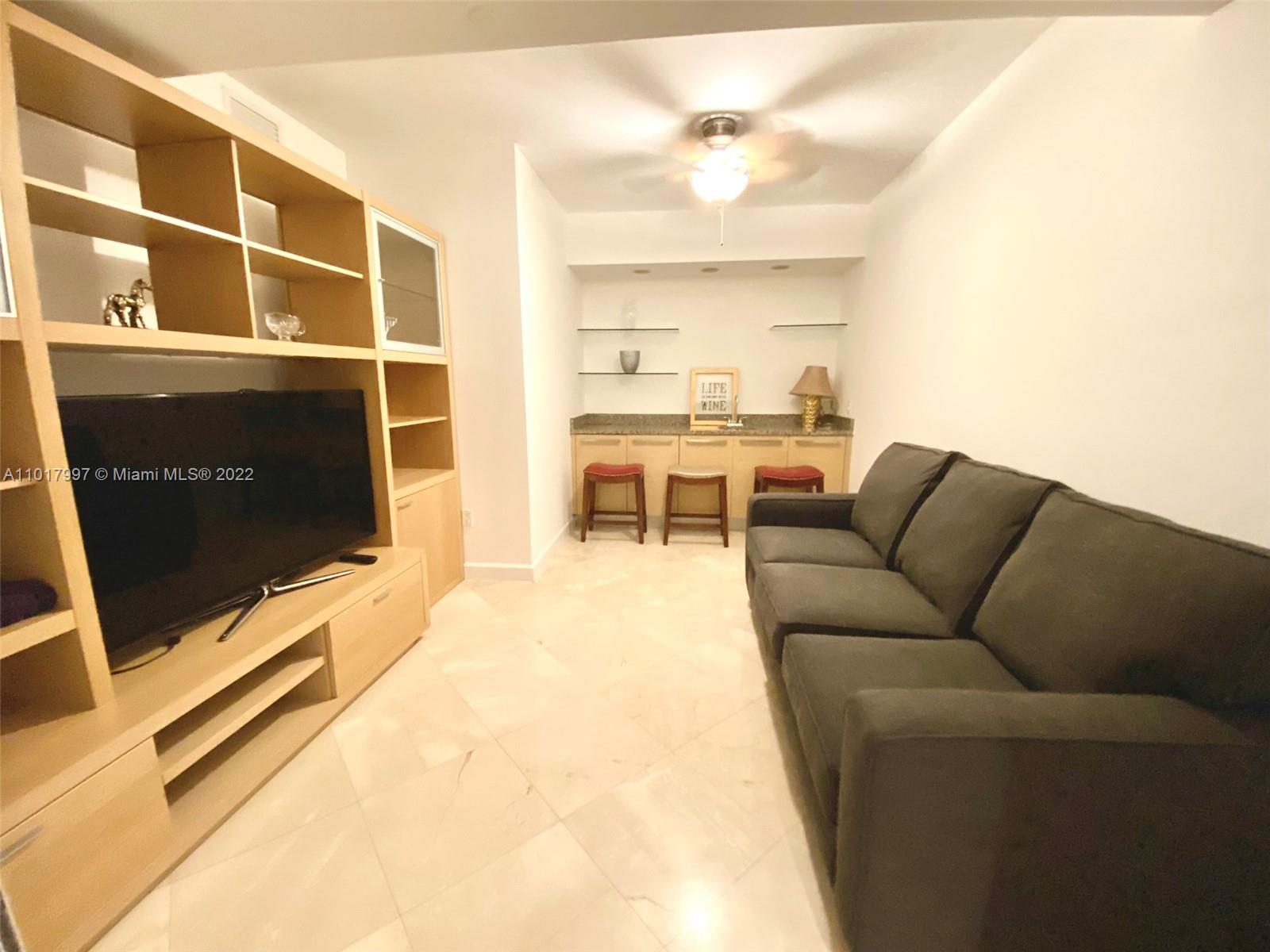 Ver detalles 3303 3 / 3 1733 sq. ft. $ 2021-08-20 0 foto