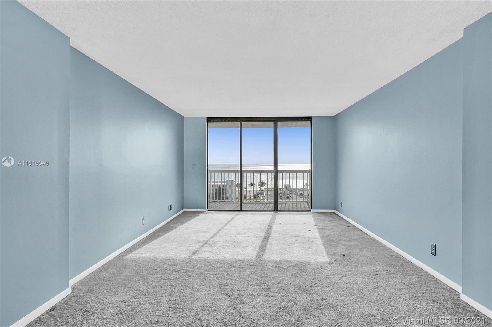 Photo of 1500 Ocean Dr #11I, Hollywood, Florida, 33019 - Living room