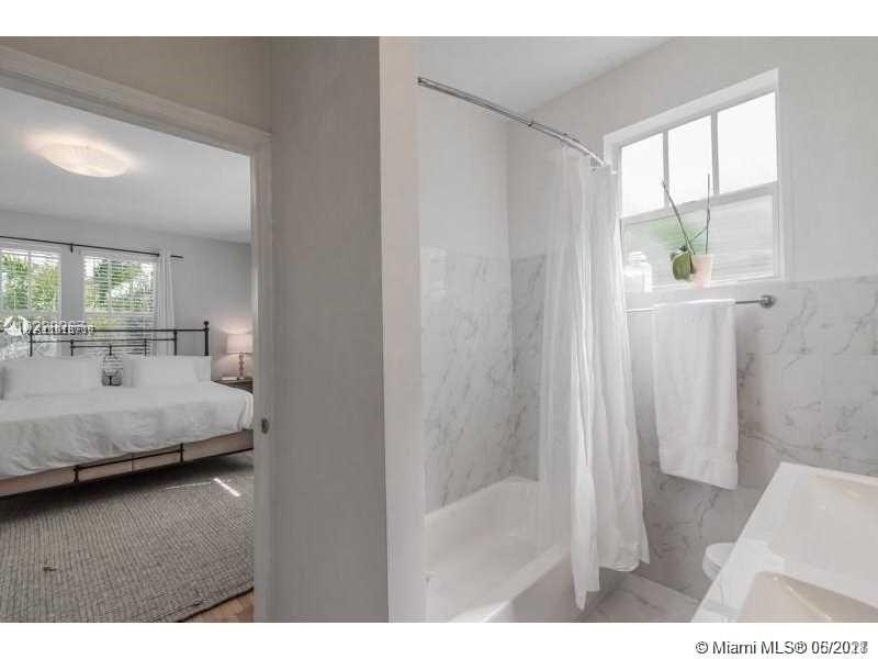 See details / 4726 sq. ft. $ 2021-04-02 0 Photo