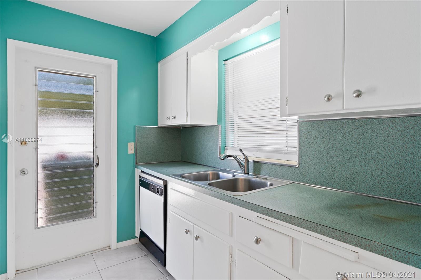 See details / 2421 sq. ft. $ 2021-04-21 0 Photo