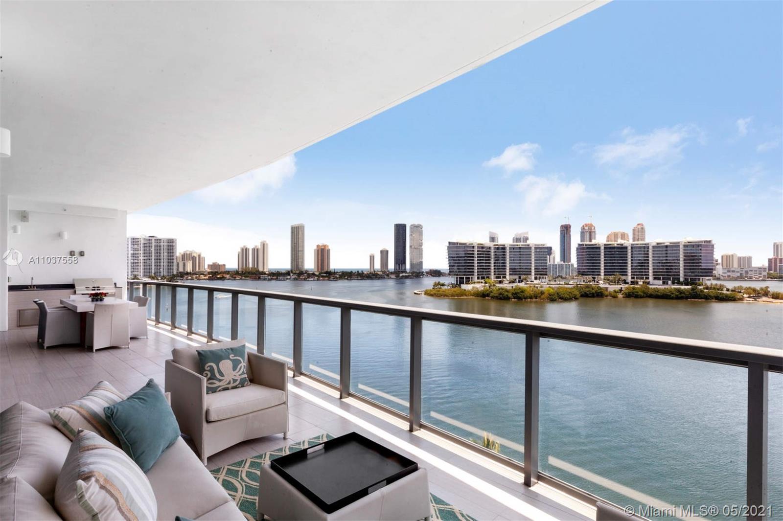 Ample terrace with barbecue grill and amazing views