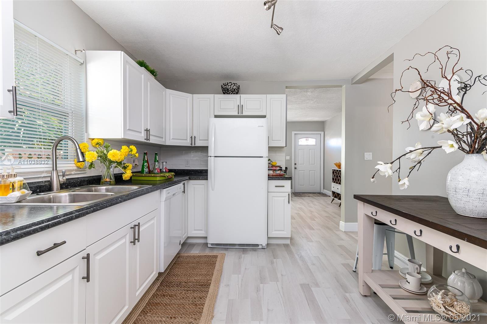 See details / 1160 sq. ft. $ 2021-05-17 0 Photo