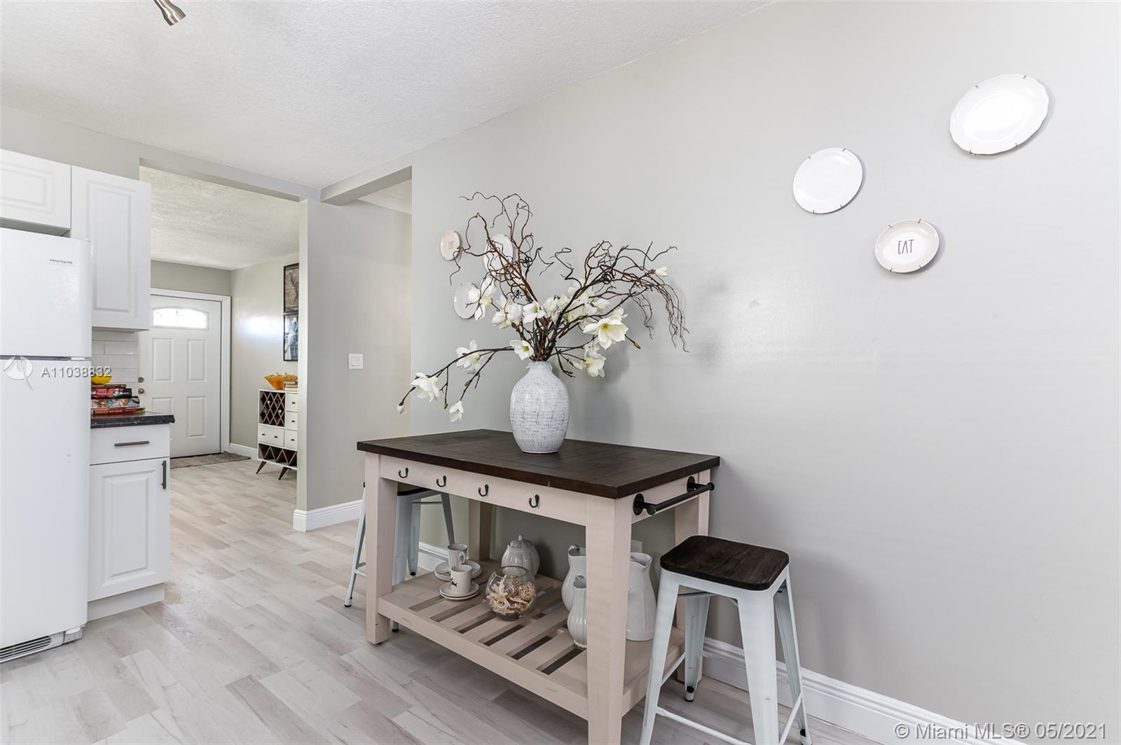 See details / 1160 sq. ft. $ 2021-05-17 0 Photo