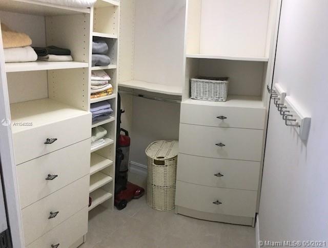 Ver detalles 1603 3 / 3 1733 sq. ft. $ 2021-05-11 0 foto