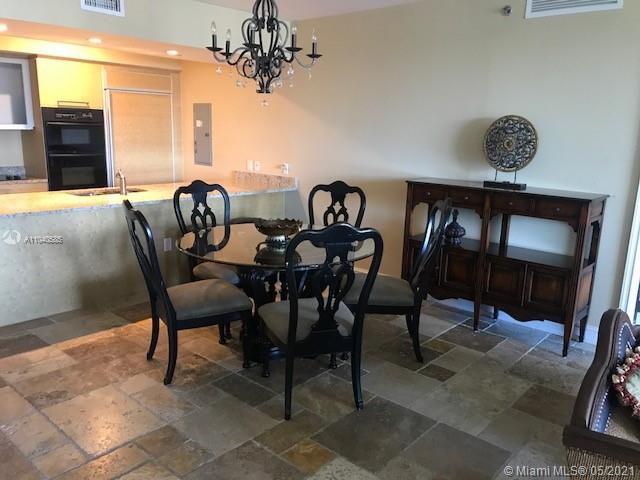 Ver detalles 1603 3 / 3 1733 sq. ft. $ 2021-05-11 0 foto