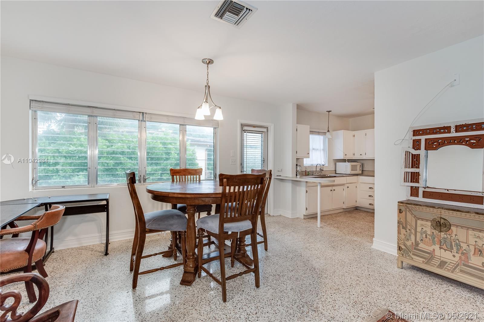 See details / 1952 sq. ft. $ 2021-05-16 0 Photo