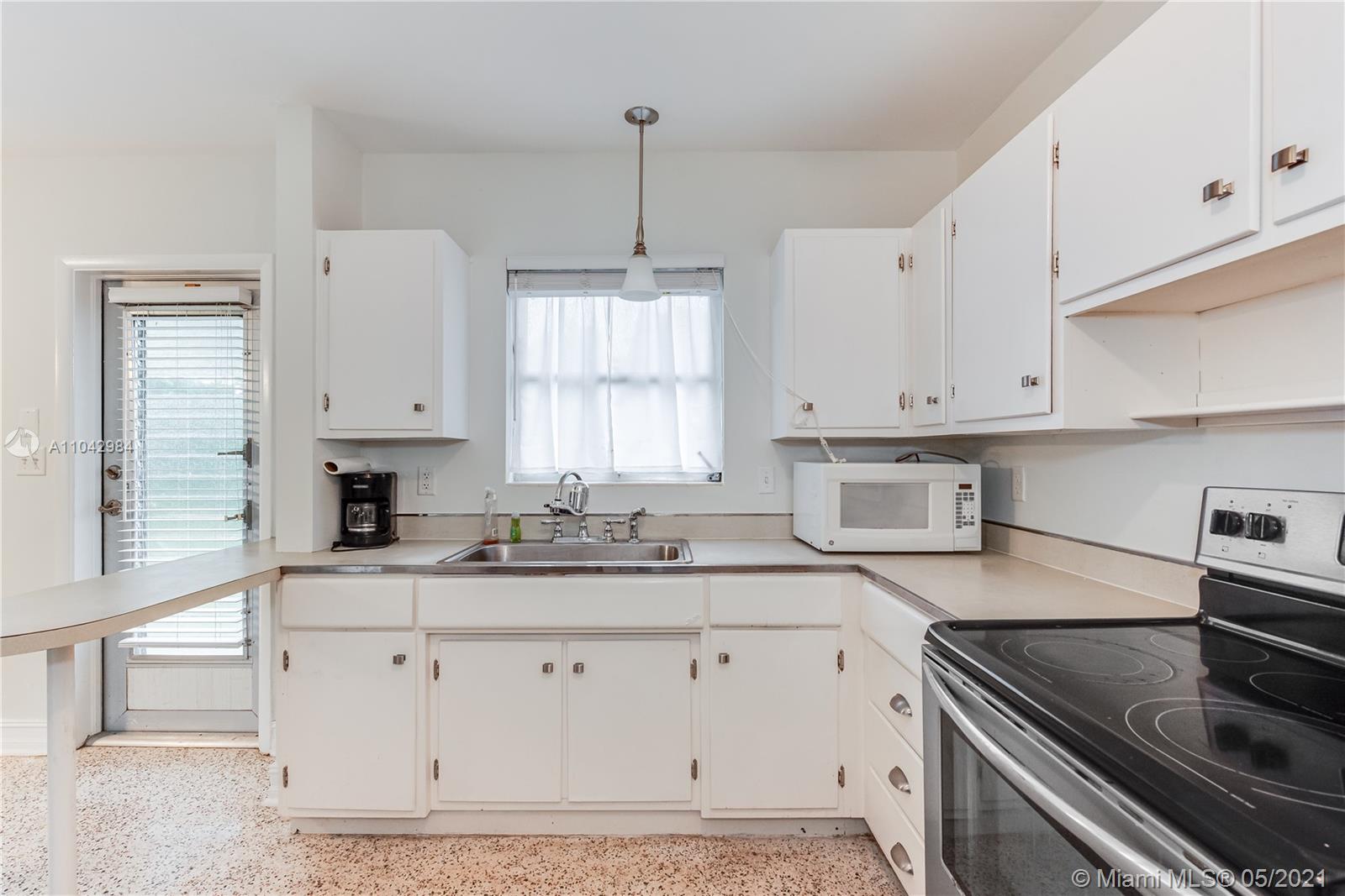 See details / 1952 sq. ft. $ 2021-05-16 0 Photo