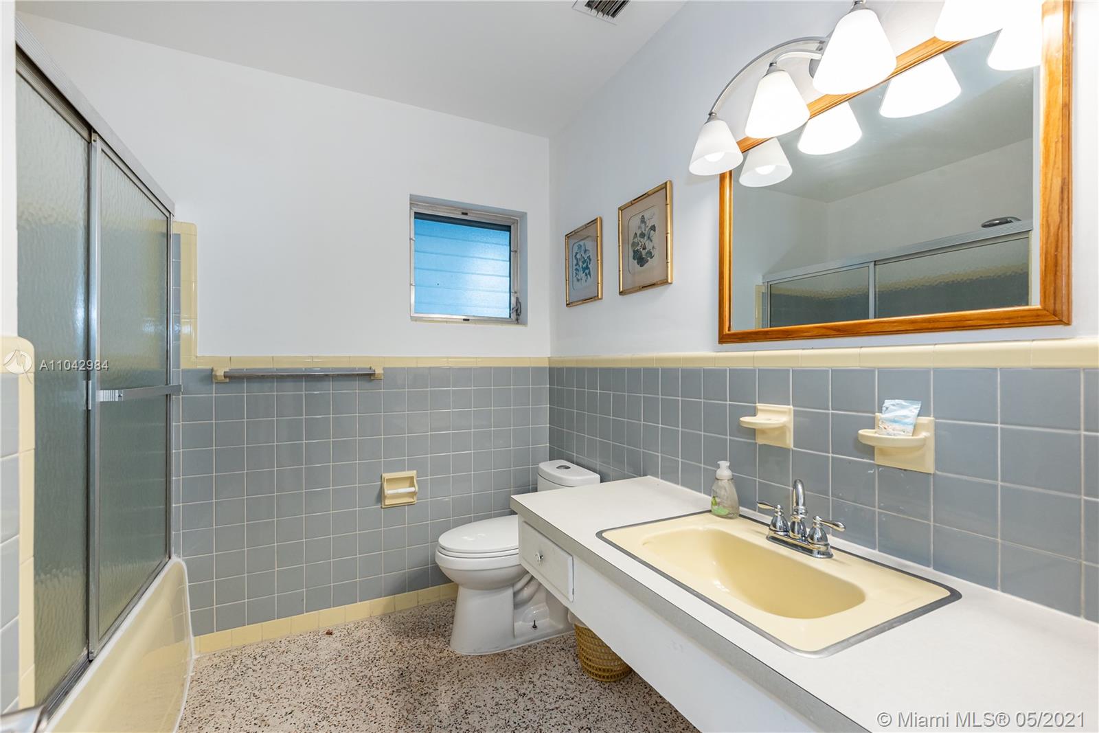 See details / 1952 sq. ft. $ 2021-05-16 0 Photo