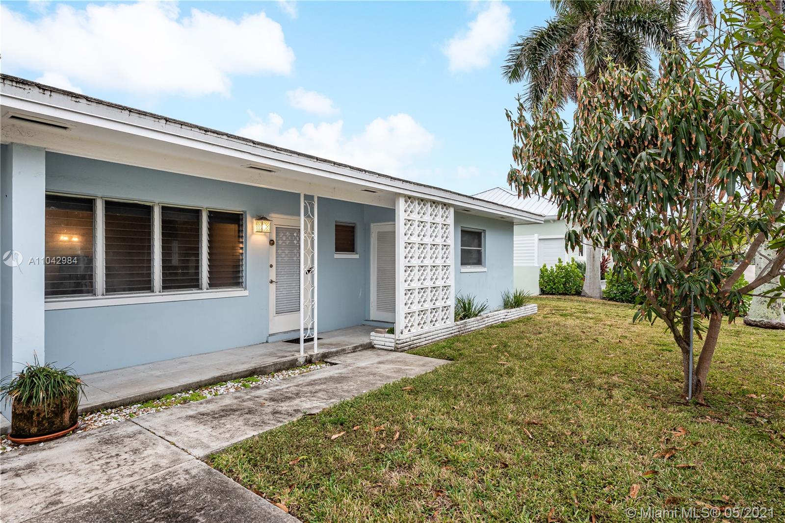See details / 1952 sq. ft. $ 2021-05-16 0 Photo