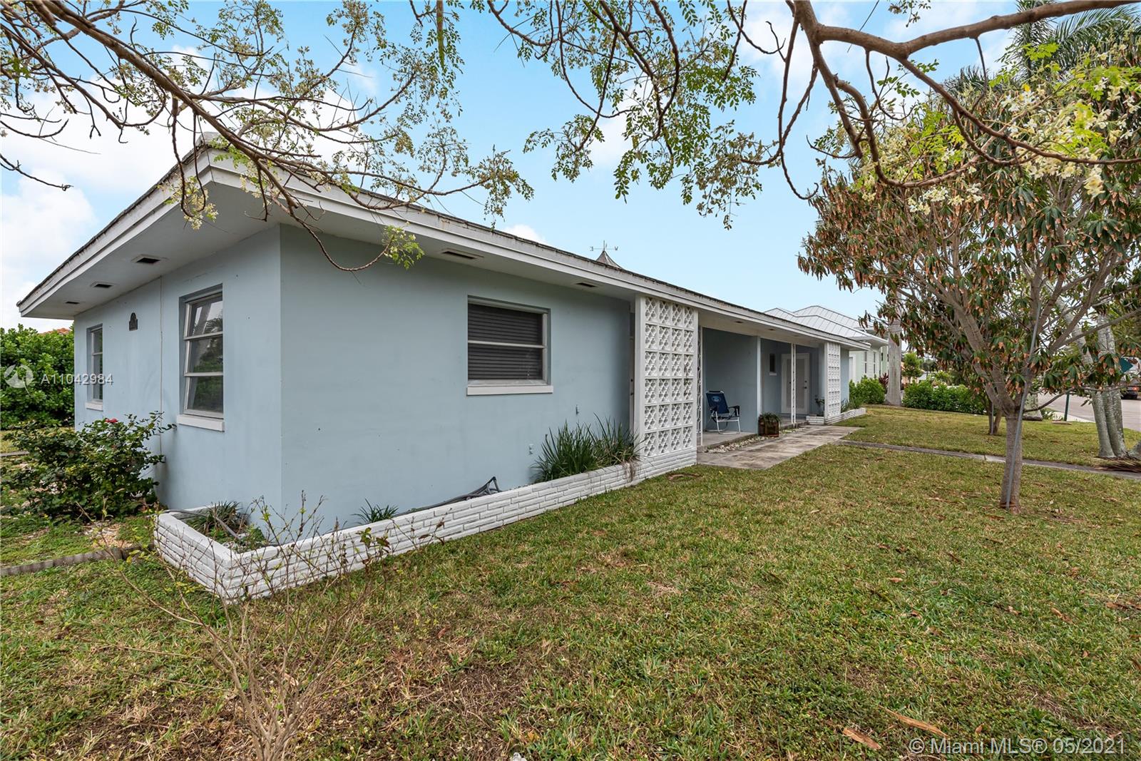 See details / 1952 sq. ft. $ 2021-05-16 0 Photo