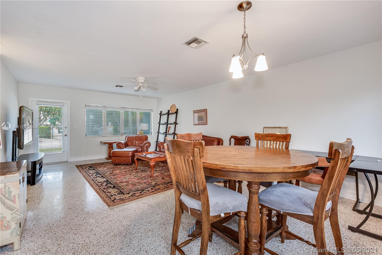 See details / 1952 sq. ft. $ 2021-05-16 0 Photo