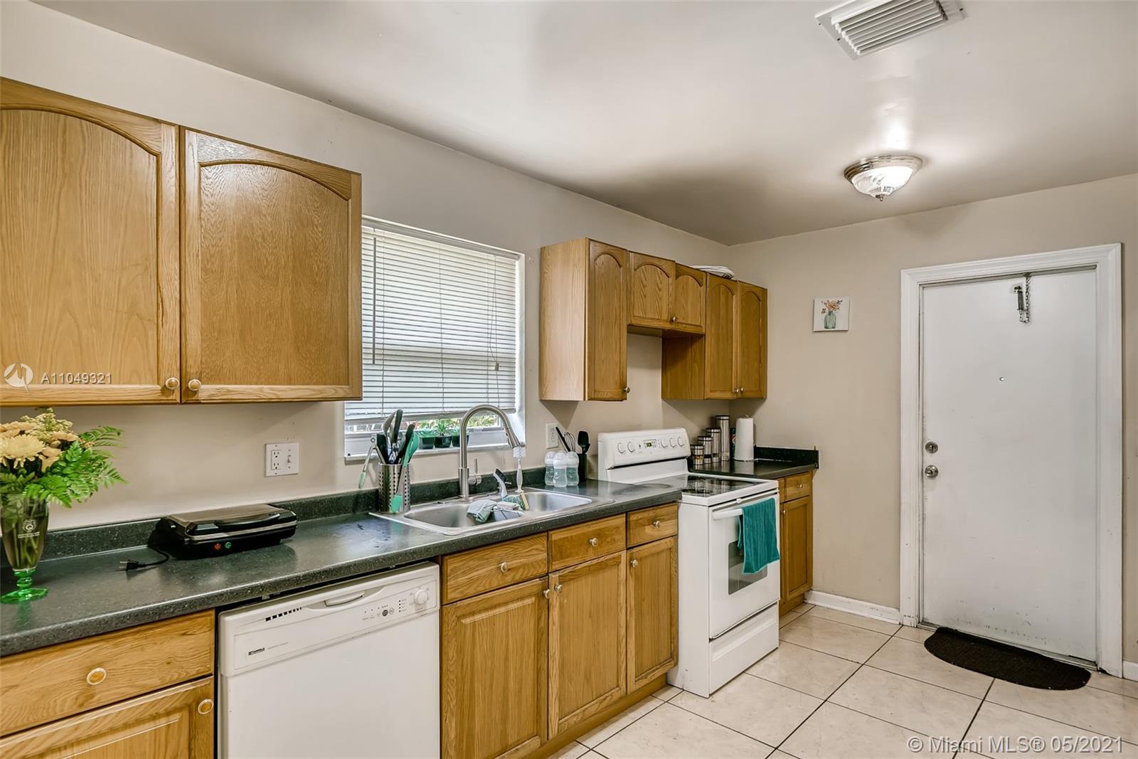 See details / 1920 sq. ft. $ 2021-05-28 0 Photo