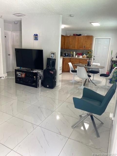See details / 1945 sq. ft. $ 2021-06-01 0 Photo