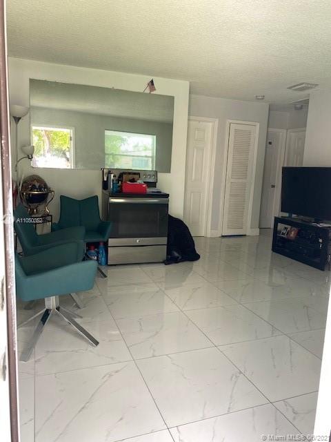 See details / 1945 sq. ft. $ 2021-06-01 0 Photo