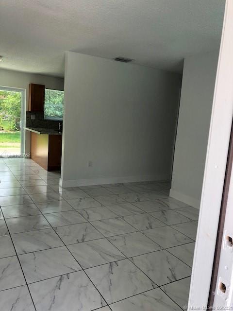 See details / 1945 sq. ft. $ 2021-06-01 0 Photo