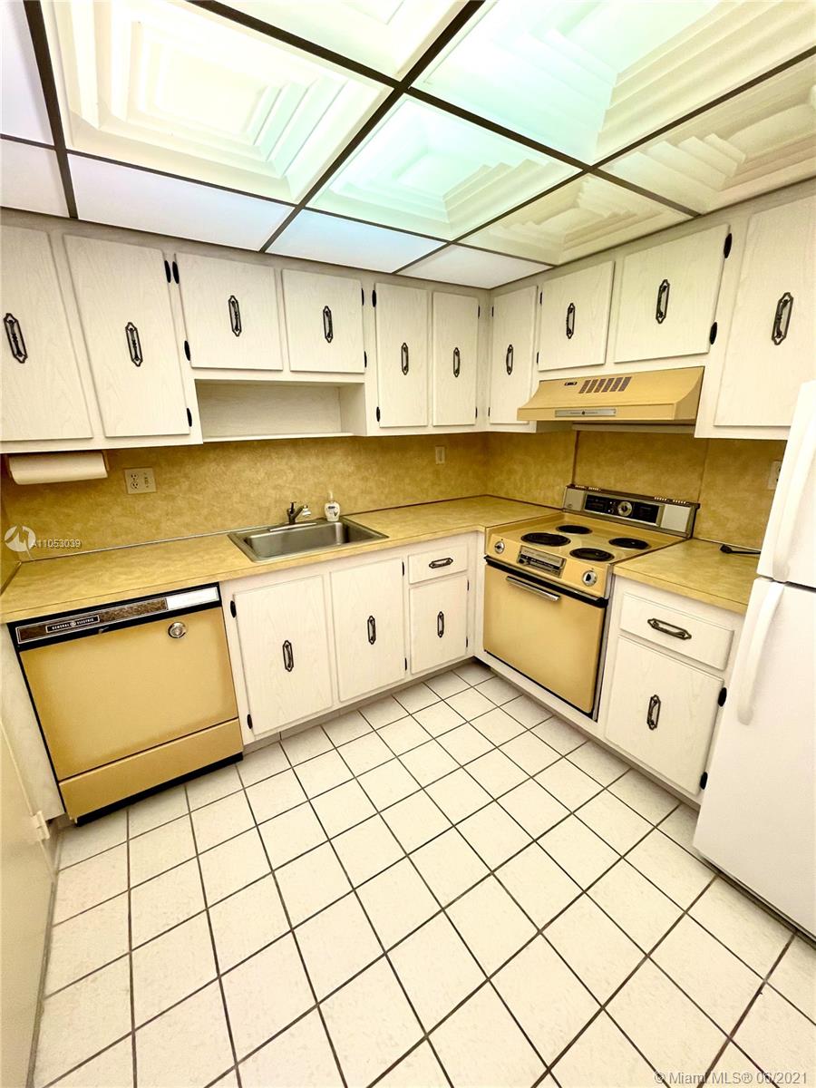 Photo of 600 Three Islands Blvd #312, Hallandale Beach, Florida, 33009 - EAT IN KITCHEN