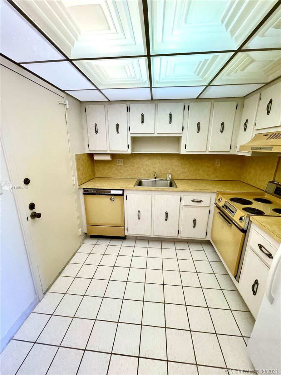 Photo of 600 Three Islands Blvd #312, Hallandale Beach, Florida, 33009 - EAT IN KITCHEN