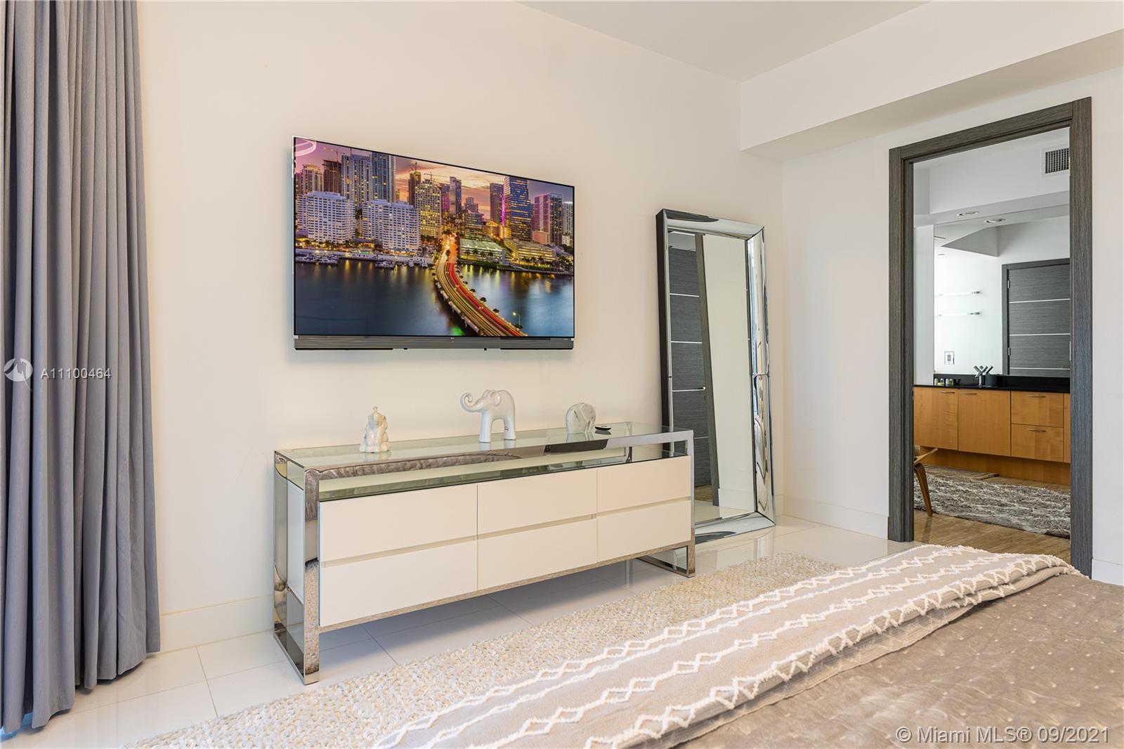 See details 606 3 / 4 2327 sq. ft. $ 2021-09-19 0 Photo