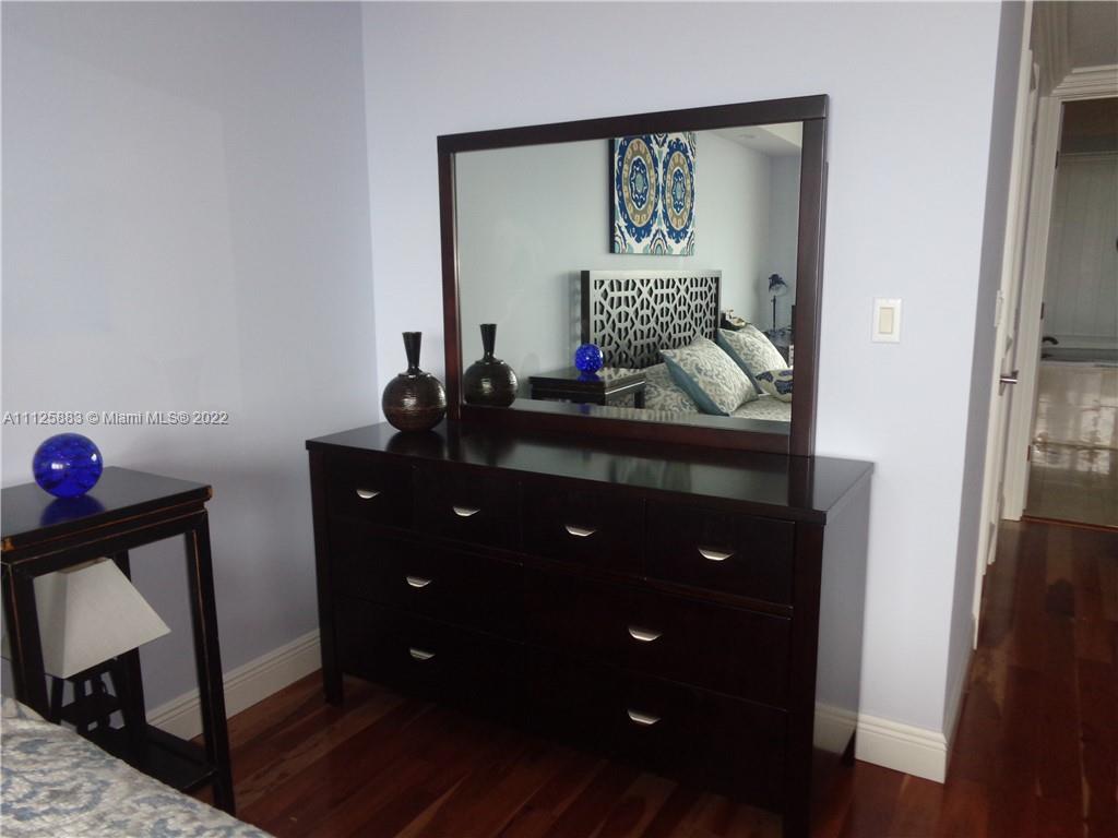 See details 4910 2 / 2 1337 sq. ft. $ 2022-11-23 0 Photo