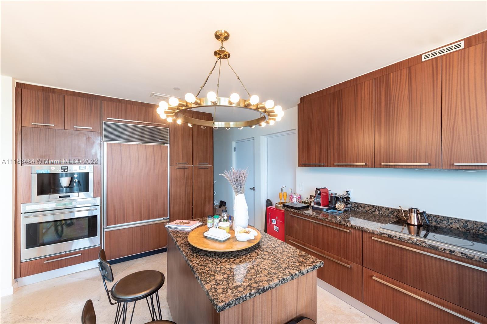 Ver detalles 2604 3 / 4 2558 sq. ft. $ 2022-07-04 0 foto