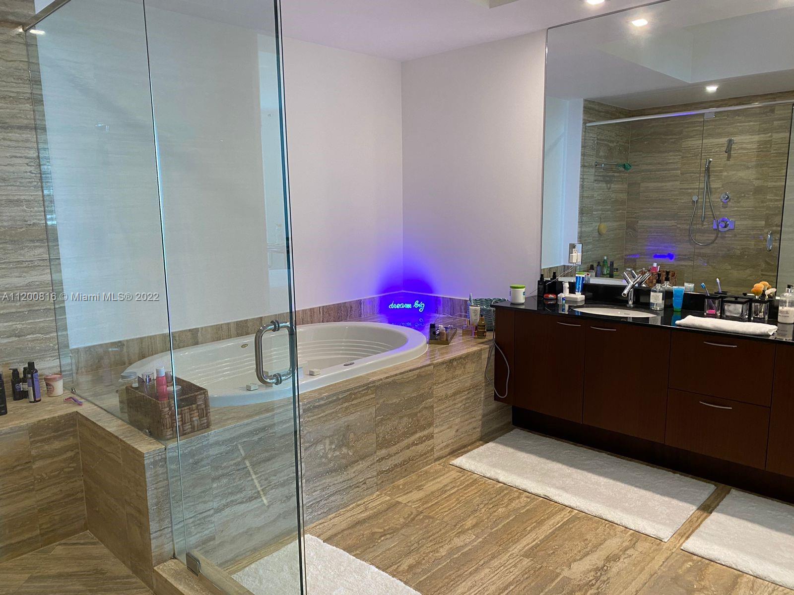 Ver detalles 707 3 / 3 2106 sq. ft. $ 2022-05-07 0 foto