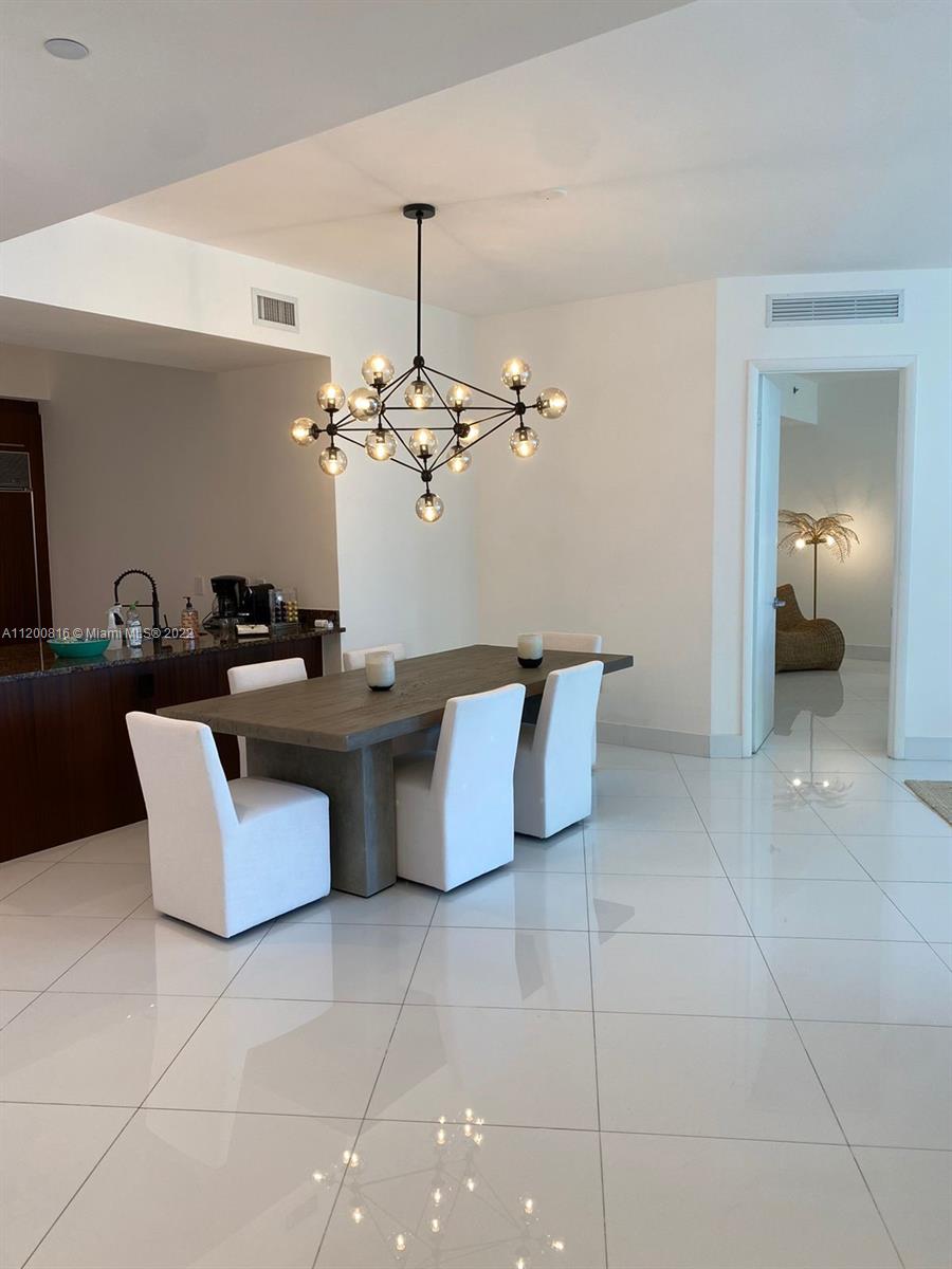 Ver detalles 707 3 / 3 2106 sq. ft. $ 2022-05-07 0 foto