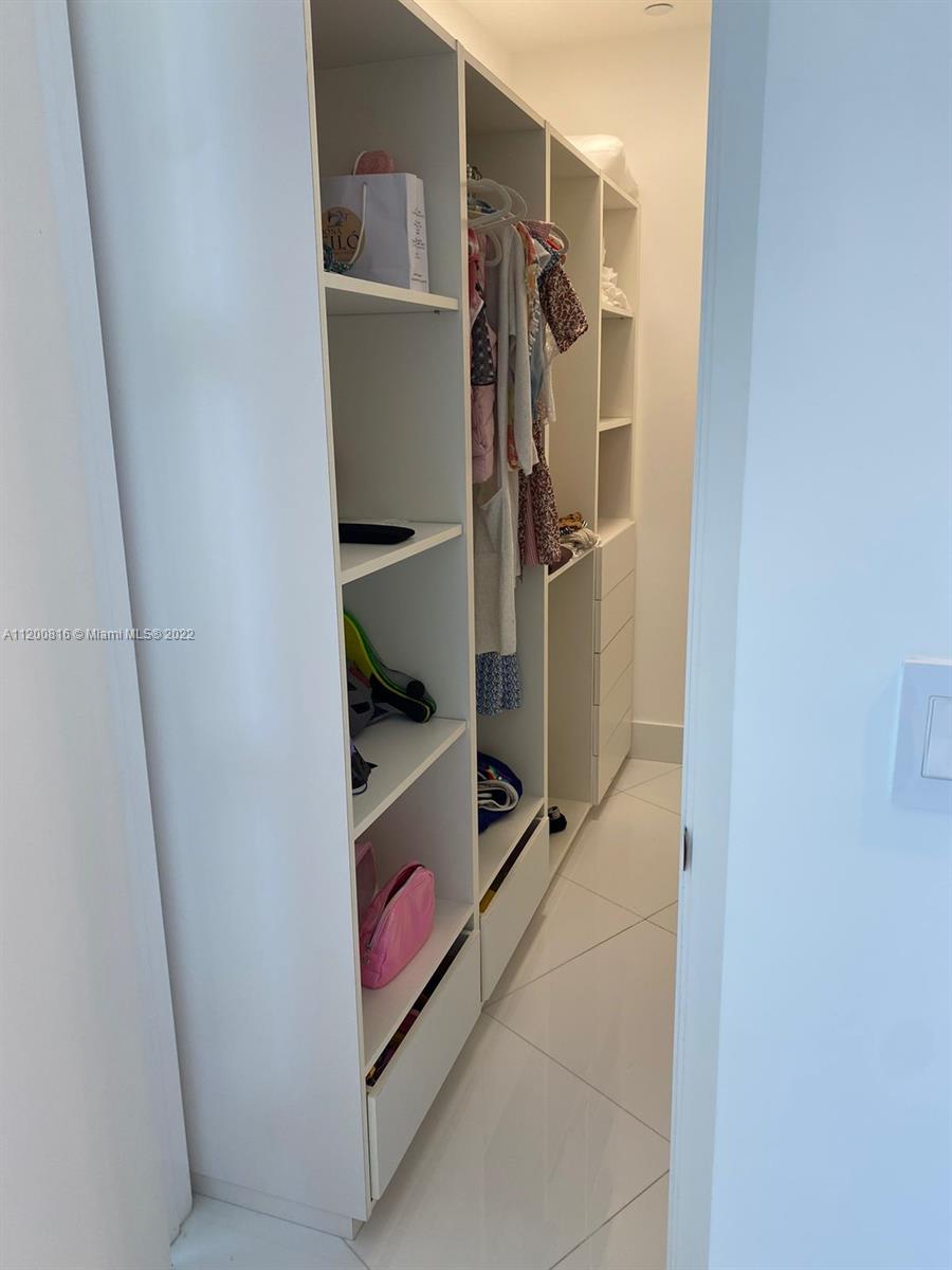 Ver detalles 707 3 / 3 2106 sq. ft. $ 2022-05-07 0 foto