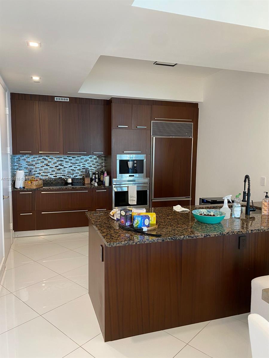 Ver detalles 707 3 / 3 2106 sq. ft. $ 2022-05-07 0 foto