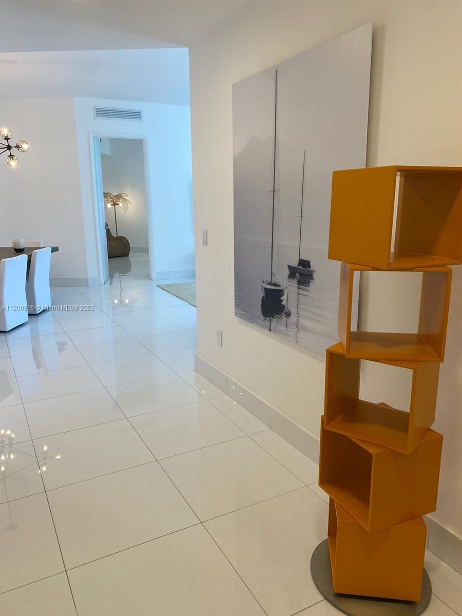 Ver detalles 707 3 / 3 2106 sq. ft. $ 2022-05-07 0 foto