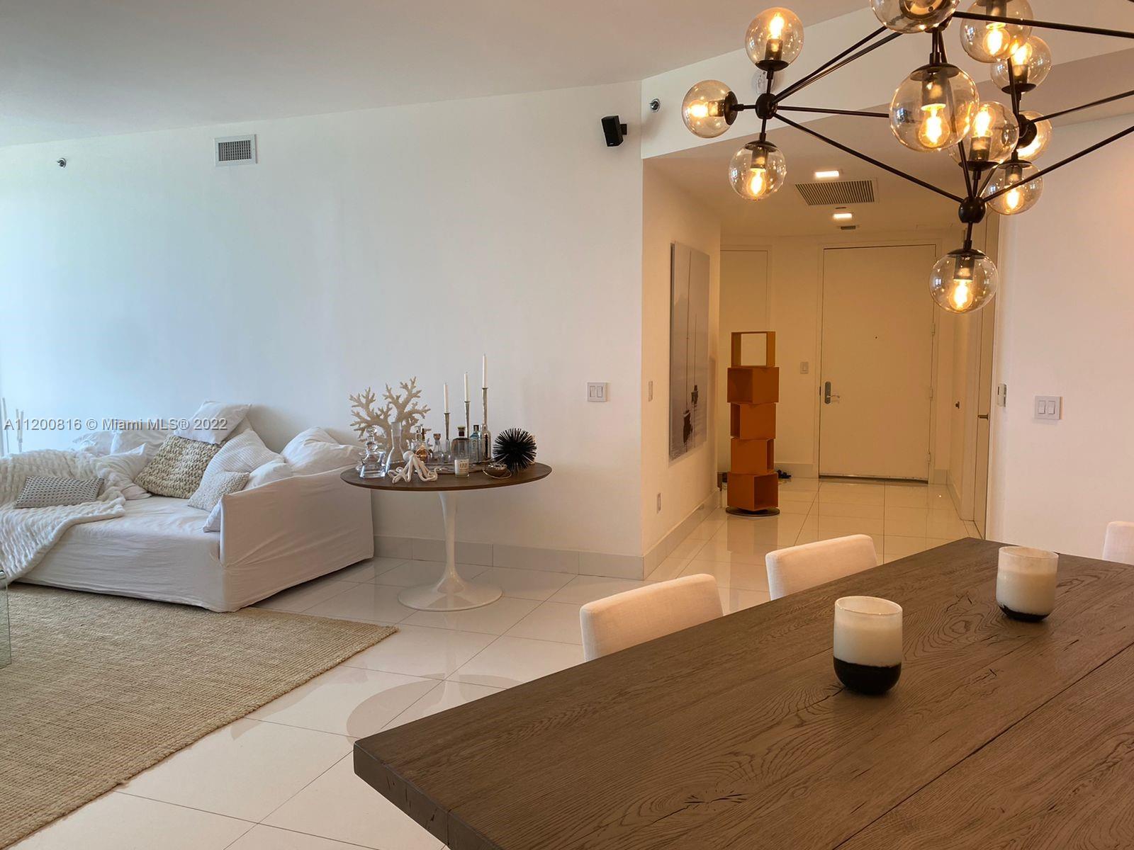 Ver detalles 707 3 / 3 2106 sq. ft. $ 2022-05-07 0 foto