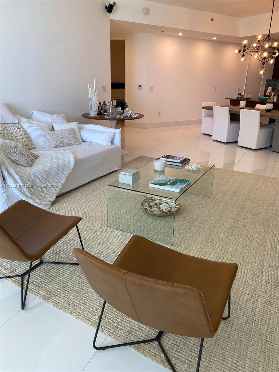 Ver detalles 707 3 / 3 2106 sq. ft. $ 2022-05-07 0 foto