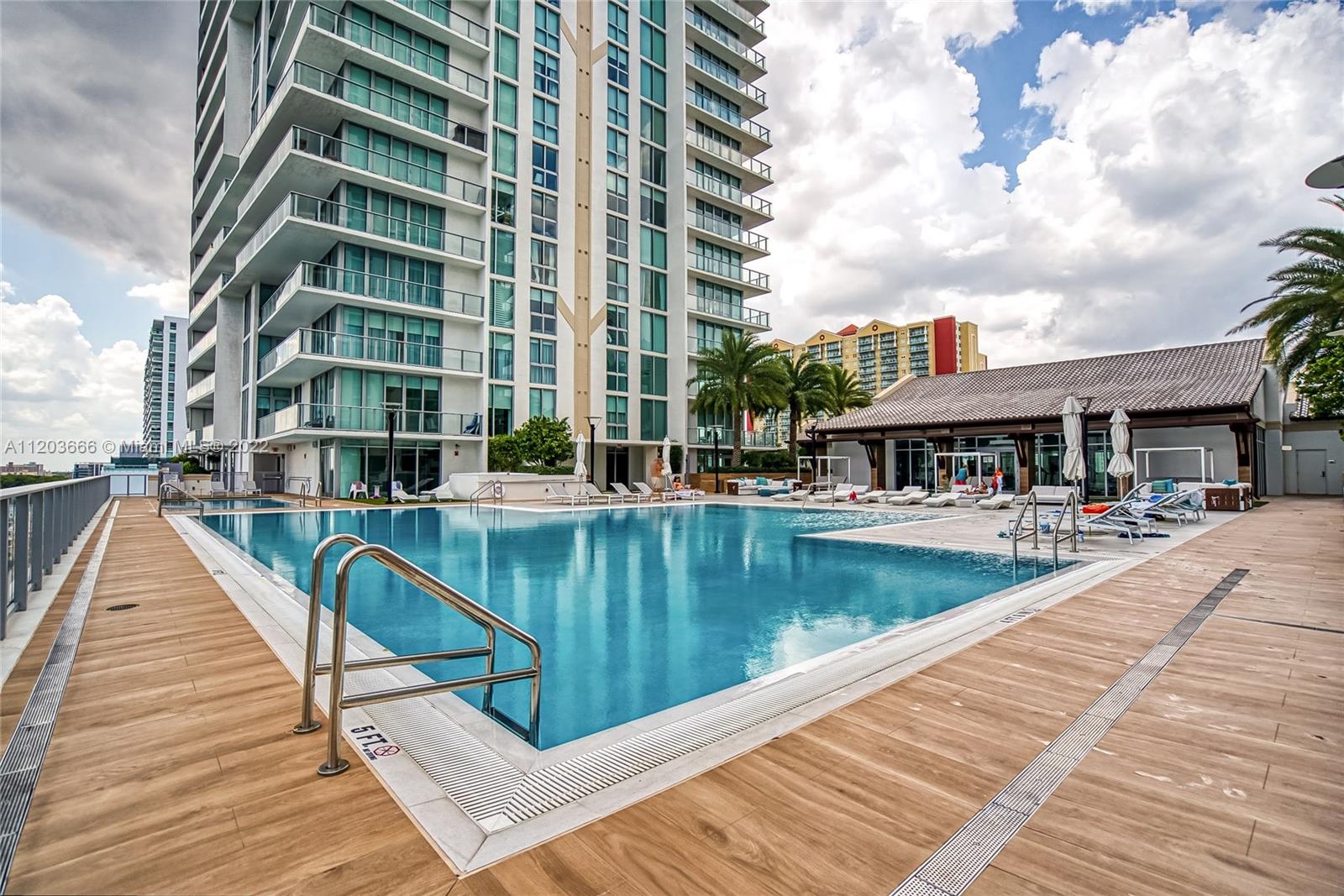 See details 330 3 / 4 1892 sq. ft. $ 2025-08-25 0 Photo