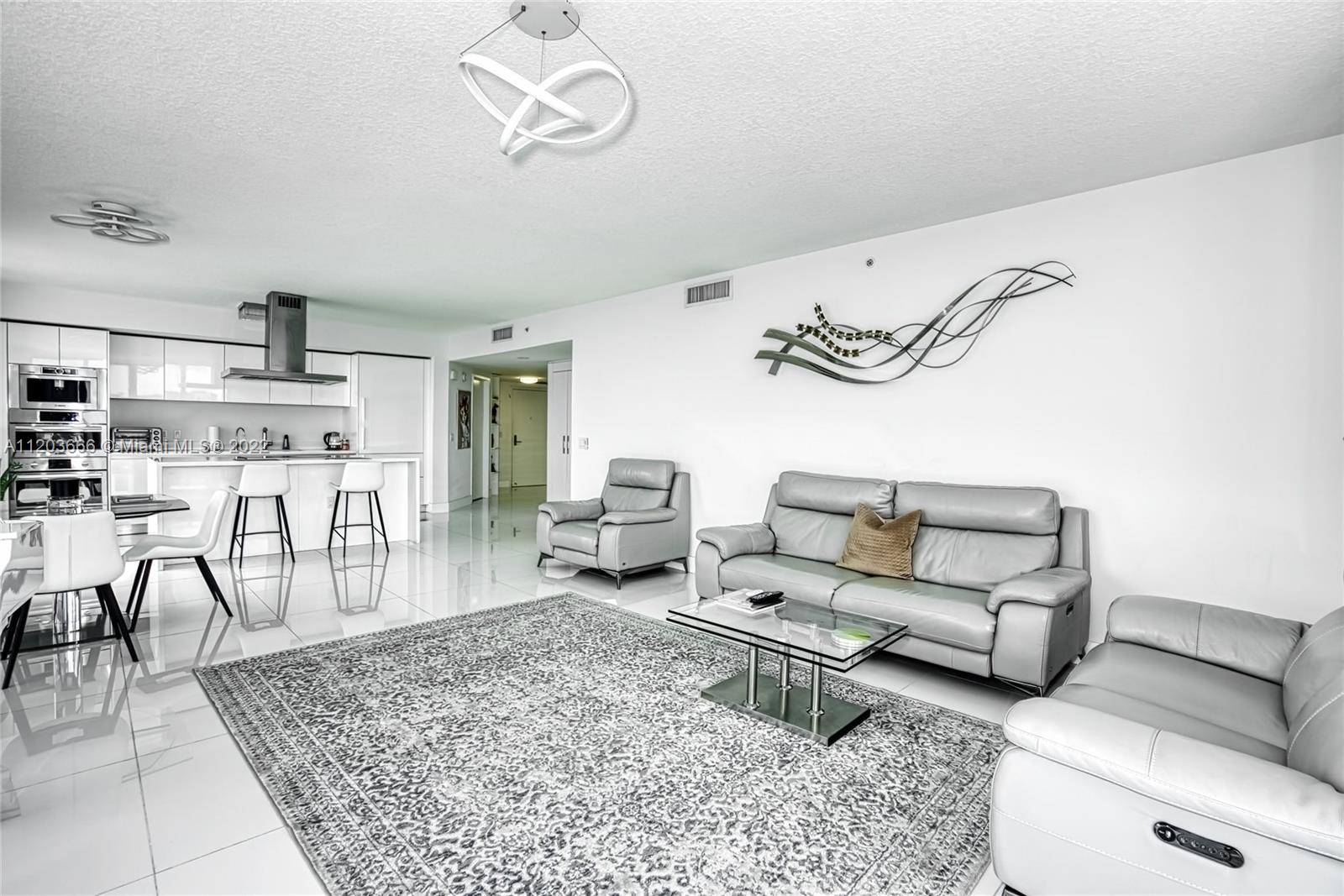 See details 330 3 / 4 1892 sq. ft. $ 2025-08-25 0 Photo