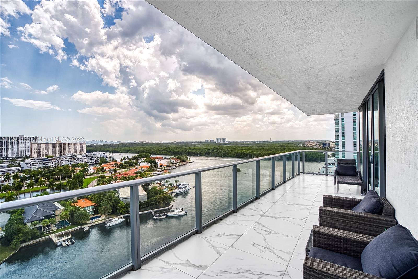 See details 330 3 / 4 1892 sq. ft. $ 2025-08-25 0 Photo